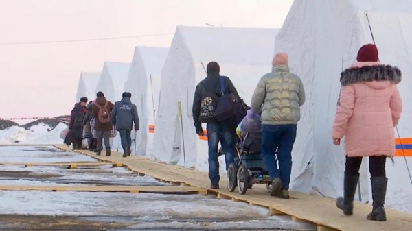 从乌克兰哈尔科夫州撤离民众抵达俄罗斯