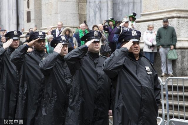 美国纽约恢复举行圣帕特里克节游行 向新冠逝者默哀