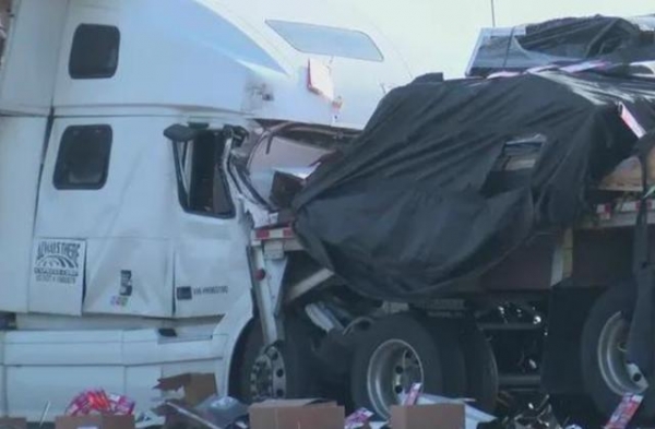 美国高速公路约50辆车连环相撞：车辆起火 至少5人死亡
