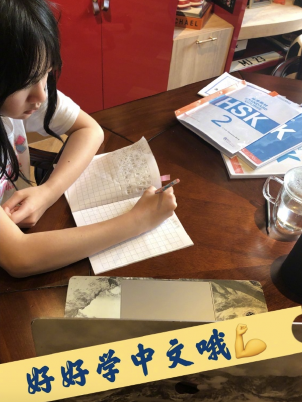 吴尊宣布举家定居中国，行李重达900斤，曾说想让儿女在中国读书