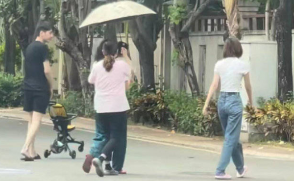 唐艺昕一家三口出行被拍！张若昀抱孩子姿势熟练，夫妻挽手好亲密