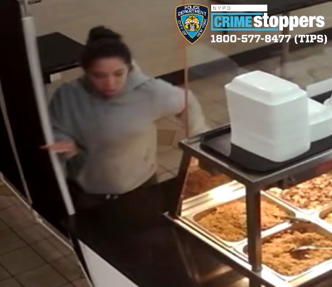 美国女子不满中餐馆服务 绕进柜台殴打服务员后跑掉