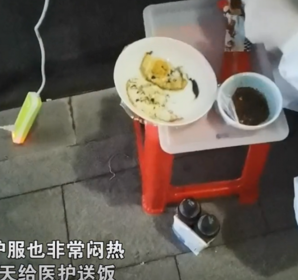 广东女子凌晨煮饺子送给大白，大老远过来，让她们吃上热乎的食物