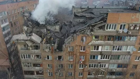 乌军炮击顿涅茨克一栋住宅楼致2死：顶楼倒塌 碎石满地