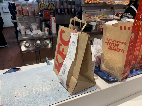外卖新规实施首日，记者探店：商场内的外卖餐品基本都用了封签