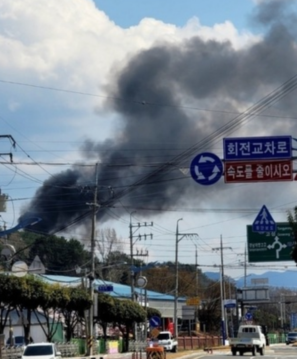 韩国两架军机相撞后双双坠毁：致3死1伤 现场黑烟滚滚