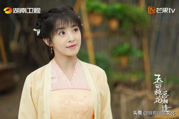 张含韵新剧《玉面桃花总相逢》开播，演绎反差角色引期待