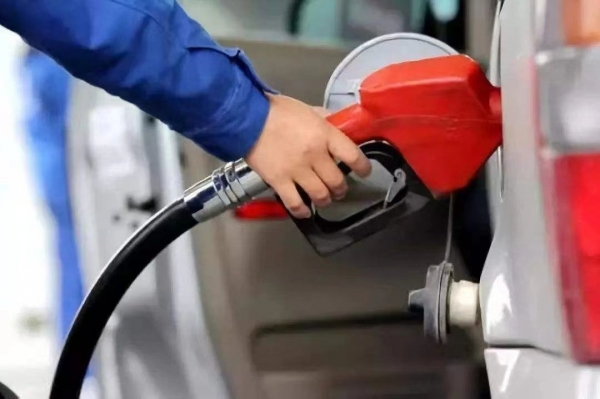 国际原油价下跌 国内油价为何还涨？消费者该如何买车？