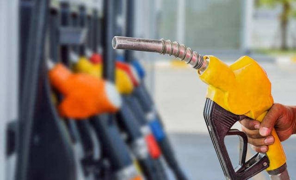 国际原油价下跌 国内油价为何还涨？消费者该如何买车？