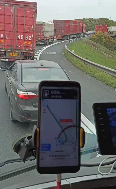 「e公司调查」“上海牌照，一律不给进”！货车司机车上吃住27天；还有车被贴上“封条”！运费直线暴涨，企业受困“物流关”