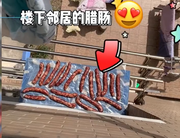 上海女子被邻居的香肠馋坏了，拿出珍藏的番茄交换，结局令人暖心