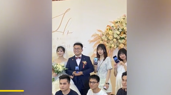 广州女子因为隔离，无法参加朋友婚礼，收到现场合照哭笑不得