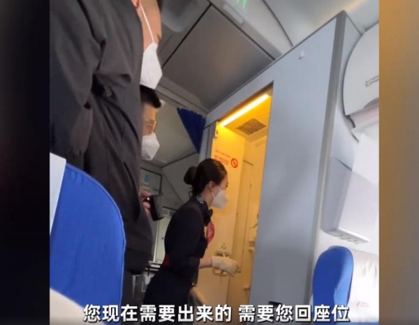 航班将落地女子在洗手间迟迟不出来，机组强制开门发现其正在化妆