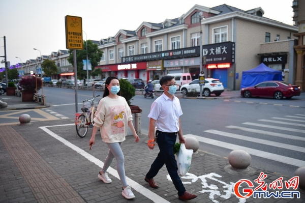 “守沪者联盟”丨探访上海抗疫一线：首批防范区居民走出小区