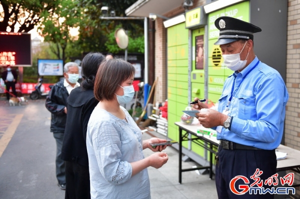 “守沪者联盟”丨探访上海抗疫一线：首批防范区居民走出小区