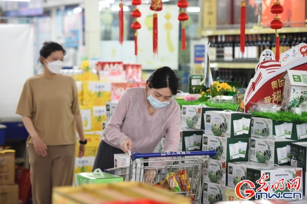 “守沪者联盟”丨探访上海抗疫一线：首批防范区居民走出小区