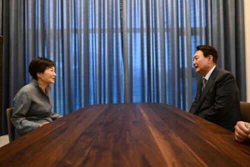 韩国新任总统尹锡悦登门向朴槿惠表达歉意：邀请出席就职典礼