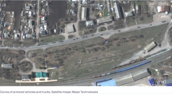 美媒：卫星图片显示8英里长俄军车队驶往顿巴斯，载有大炮等装备