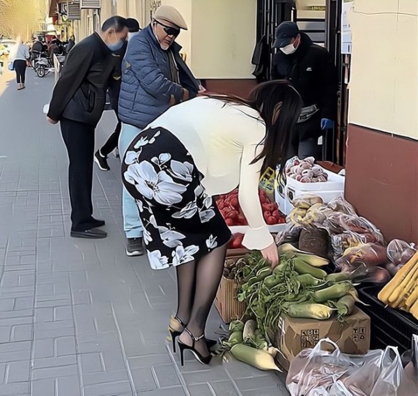 河南女子买菜高跟鞋配黑丝大爷发呆忘记买单年轻人真不怕冷2