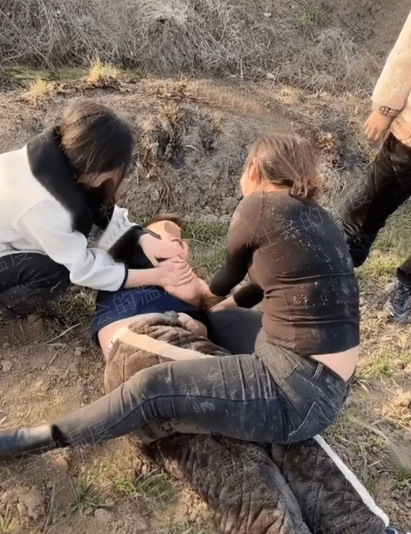 准姐夫称结婚不给红包被3个小姨子按地里当马骑网友羡慕不已