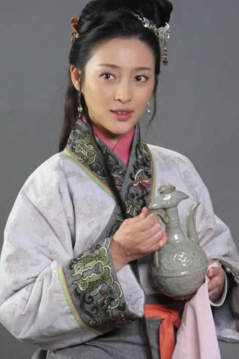 “潘金莲”甘婷婷拍性感照！紧身皮裤勒出细腰，92斤减肥饿到手抖