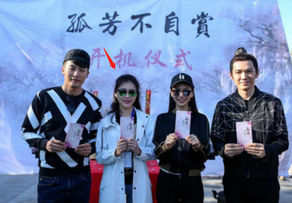“潘金莲”甘婷婷拍性感照！紧身皮裤勒出细腰，92斤减肥饿到手抖