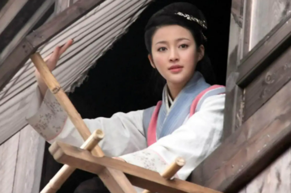 “潘金莲”甘婷婷拍性感照！紧身皮裤勒出细腰，92斤减肥饿到手抖