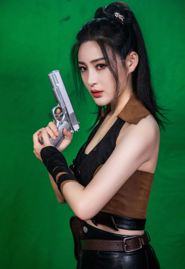 “潘金莲”甘婷婷拍性感照！紧身皮裤勒出细腰，92斤减肥饿到手抖