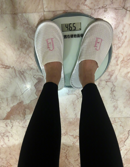 “潘金莲”甘婷婷拍性感照！紧身皮裤勒出细腰，92斤减肥饿到手抖