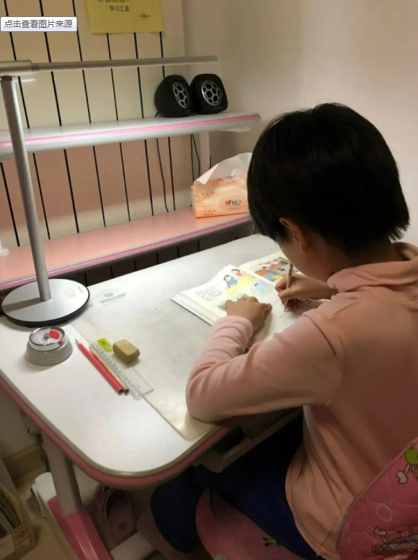 遇到主人辅导家里孩子写作业，狗子的反应亮了，这是通人性了吗？