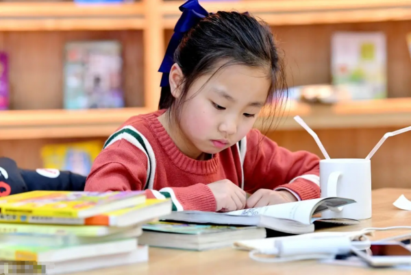 遇到主人辅导家里孩子写作业，狗子的反应亮了，这是通人性了吗？