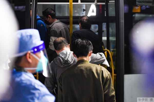 上海市级层面已建6个方舱，近两日逾2万市民回家
