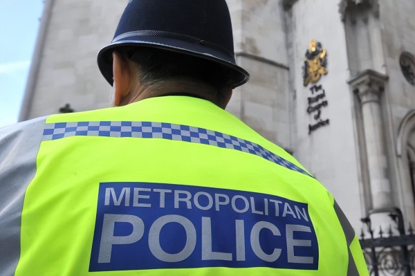 试图与“13岁女孩”发生关系，伦敦警察带避孕套去会面，却发现对方……