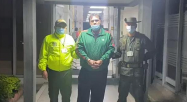 被200个国家通缉的墨西哥大毒枭，和女友街头拥吻秀恩爱，芭比Q了