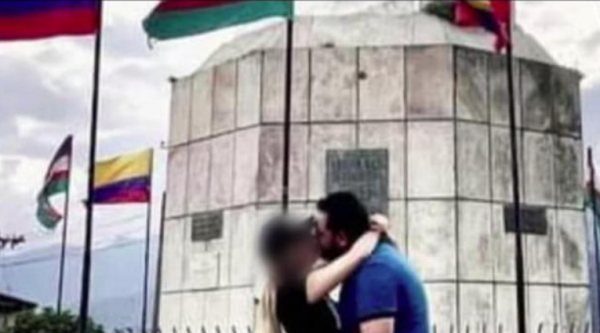 被200个国家通缉的墨西哥大毒枭，和女友街头拥吻秀恩爱，芭比Q了