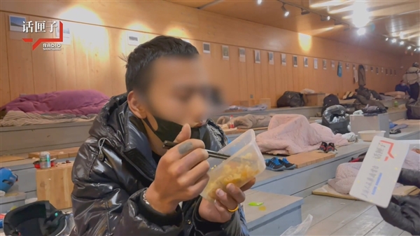 一天只赚60元！平台回应上海外卖小哥桥洞下打地铺