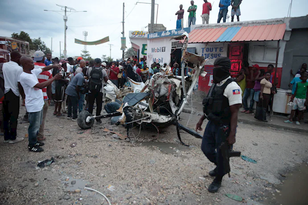 一飞机在海地首都高速公路上迫降 与多辆汽车相撞致伤亡