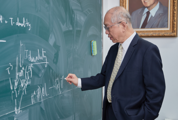 从哈佛退休，73岁丘成桐出任清华讲席教授