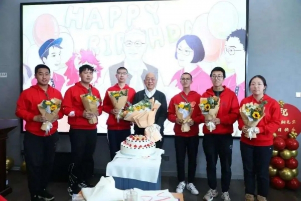 从哈佛退休，73岁丘成桐出任清华讲席教授