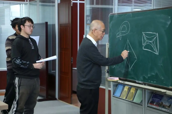 从哈佛退休，73岁丘成桐出任清华讲席教授