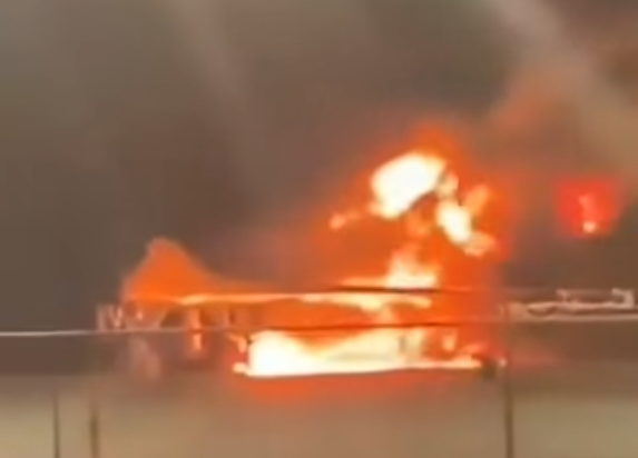 美军B-1B轰炸机基地内起火：2人受伤 疑似飞机燃烧画面曝光