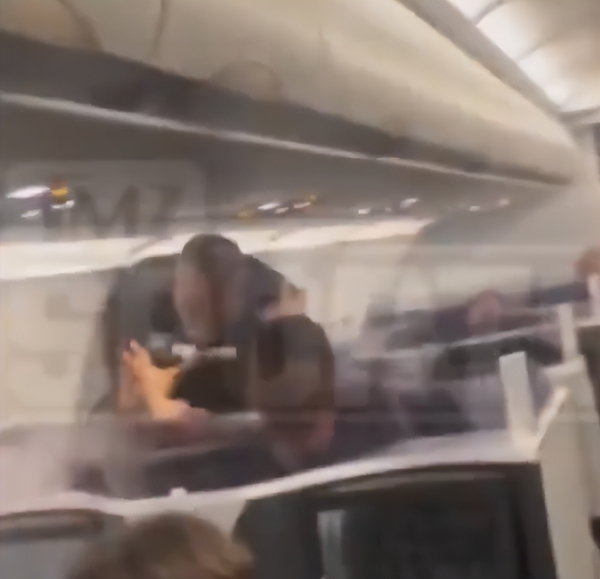 55岁拳王泰森遭醉酒男骚扰，在飞机上暴打对方，场面激烈