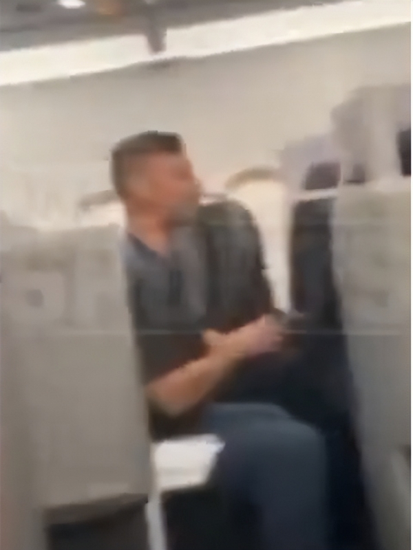 55岁拳王泰森遭醉酒男骚扰，在飞机上暴打对方，场面激烈