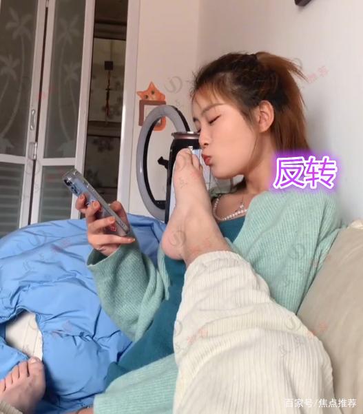 男子把脚伸到女友面前,女友闻过后竟亲了一口,网友:比我老婆好(2)