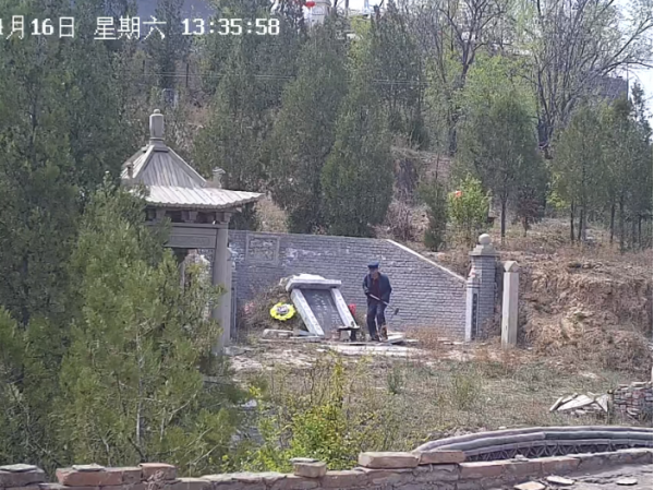 什么仇什么怨？男子持铁锤6分多钟砸毁坟墓墓碑，榆林警方征集线索