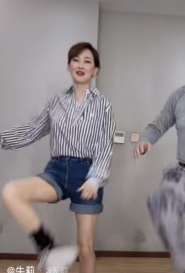 48岁牛莉跳本草纲目短裤凸显白净美腿身材管理一绝