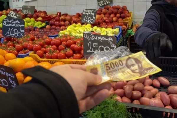 ▲ 2022年4月8日，顾客在匈牙利布达佩斯一家市场购物。 该国目前的通胀水平为15年来最高。 图/新华社