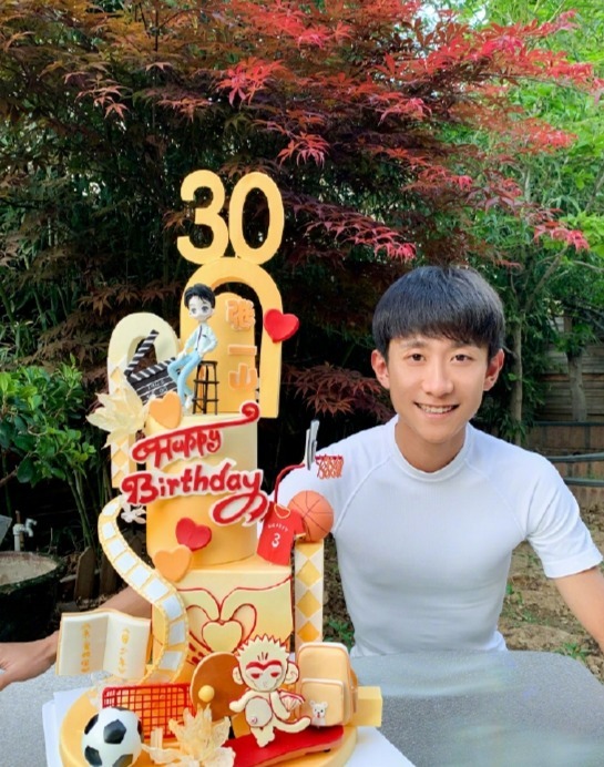 张一山晒30岁庆生照发文深情感谢观众和粉丝的支持