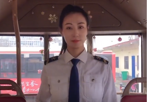 河南34岁美女模特改行当公交司机，已回乡服务11年：想陪父母