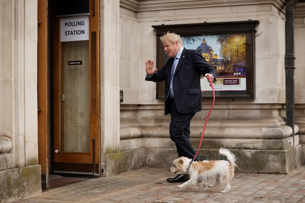 英国2022年地方议会选举开始 约翰逊“遛狗”抵达投票站